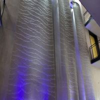 Wasserwand im Foyer von unten blau