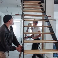 Dominik und Jan montieren die Treppe.