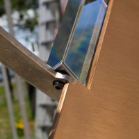 Detail Sonnenuhr mit Glasprisma