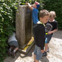 Die Kinder erforschen den Brunnenstein