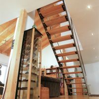 Eine wunderbar transparente Treppe aus Holz und Metall.