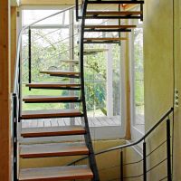Eine Treppe aus Schwarzeisen und Buchenholz