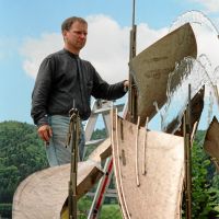 Herbert Dreiseitl korrigiert den Zuschnitt der Flügel.