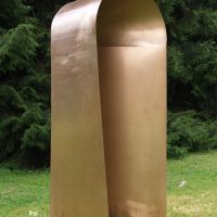 Die Skulptur "Tor" wurde aus 3mm starken Bronzeplatten (CuSn8) getrieben, geschweißt und verschliffen.