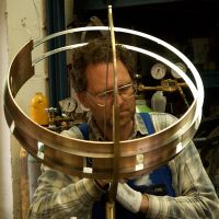 Sonnenuhr aus Bronze und Messing mit Quarzglasprismen Entwurf Andres Bosshard