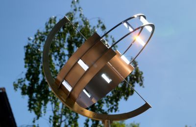 Sonnenuhr aus Metall und Glas