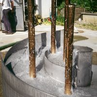 Das Wasser wird über Innenrohre in die Bronzerohre eingeleitet 
